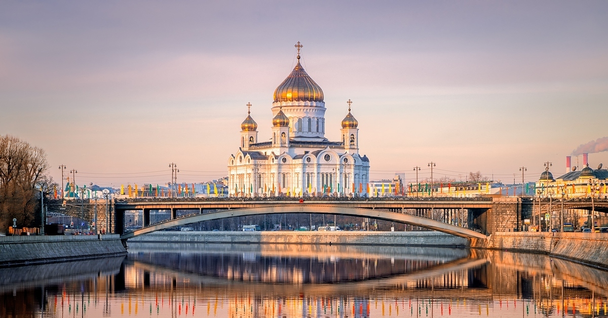 Храм утром. Москва. Храм Христа Спасителя. Храм Христа Спасителя река. Москва река Церковь Христа Спасителя. Храм Христа Спасителя вид с Москвы реки.