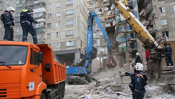 В Магнитогорске демонтировали стену между подъездами, где произошел взрыв - Общество, Россия, Магнитогорск, Трагедия, Дом, Демонтаж, Риа Новости, МЧС, Гифка, Длиннопост