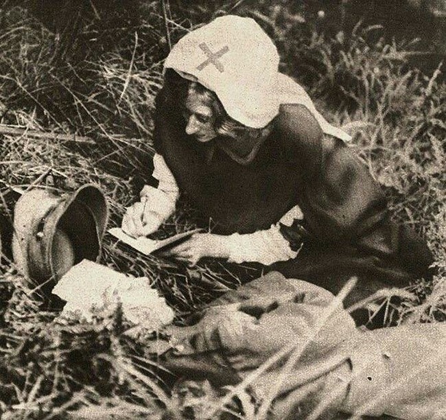 A Red Cross nurse records the last words of a dying British soldier, 1917 - Nurses, Red Cross, Last words, World War I, Story, Reddit