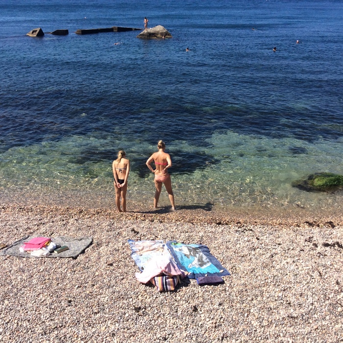 Mother with daughter. And who is better? (Sketch from life) - Foros, Beach season, My, Difficult choice