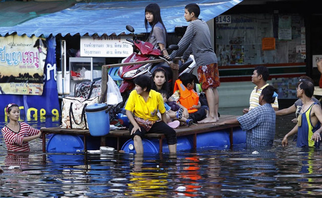 How resourceful Thais swim in flooded Bangkok - Bangkok, The photo, Потоп, Longpost