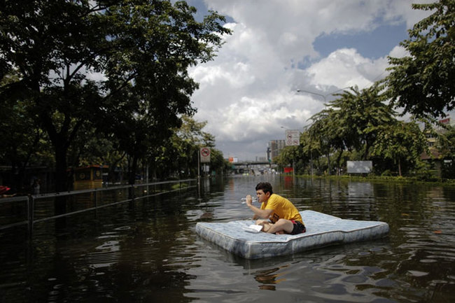 How resourceful Thais swim in flooded Bangkok - Bangkok, The photo, Потоп, Longpost