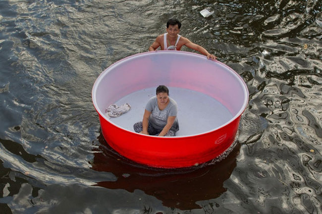 How resourceful Thais swim in flooded Bangkok - Bangkok, The photo, Потоп, Longpost