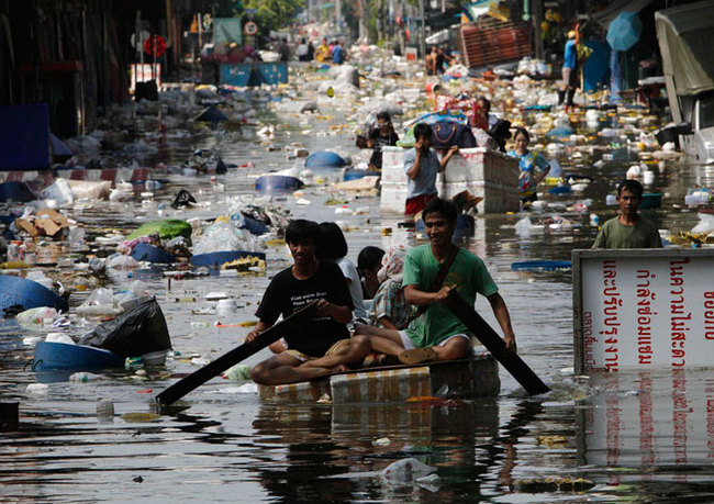 How resourceful Thais swim in flooded Bangkok - Bangkok, The photo, Потоп, Longpost