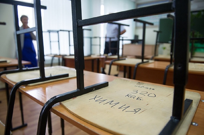 Директор школы в Минводах присвоила зарплаты несуществующих уборщиков