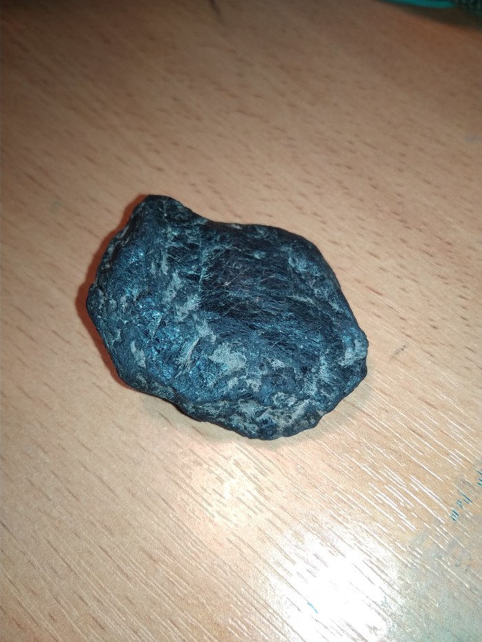 Isn't this a meteorite? This is such a find. It is magnetized but weakly (on a magnet from the refrigerator) Heavier than an ordinary stone. - Meteorite, What to do