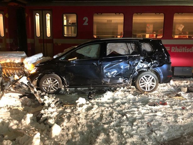 Well, just like in the movies - Switzerland, A train, Auto, Railroad crossing, Davos, Video