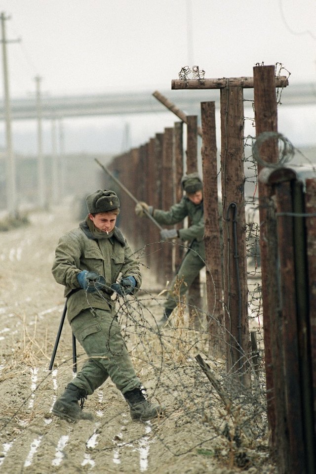 End of an era: Czechoslovak soldiers dismantle the border fence, December 1989 - The soldiers, Old photo, Czechoslovakia