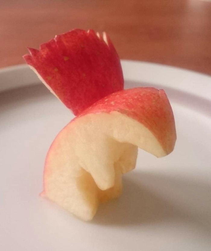 Artistic cutting of an apple - My, Apples, Squirrel, Carving