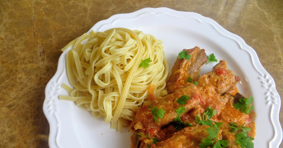 запеченные свиные ребра с макаронами. паста со свиниными ребрам. ребрышки с вермишелью. свиные ребра с макаронами. ребрышки с макаронами.