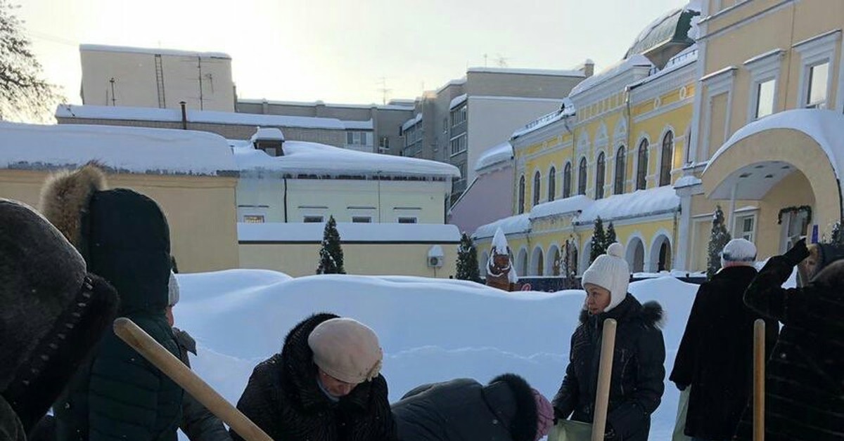 Где снимали учителя. Учителя убирают снег в мешки. Учителя собирают снег в мешки. 95 СОШ учителя чистят снег в мешки.