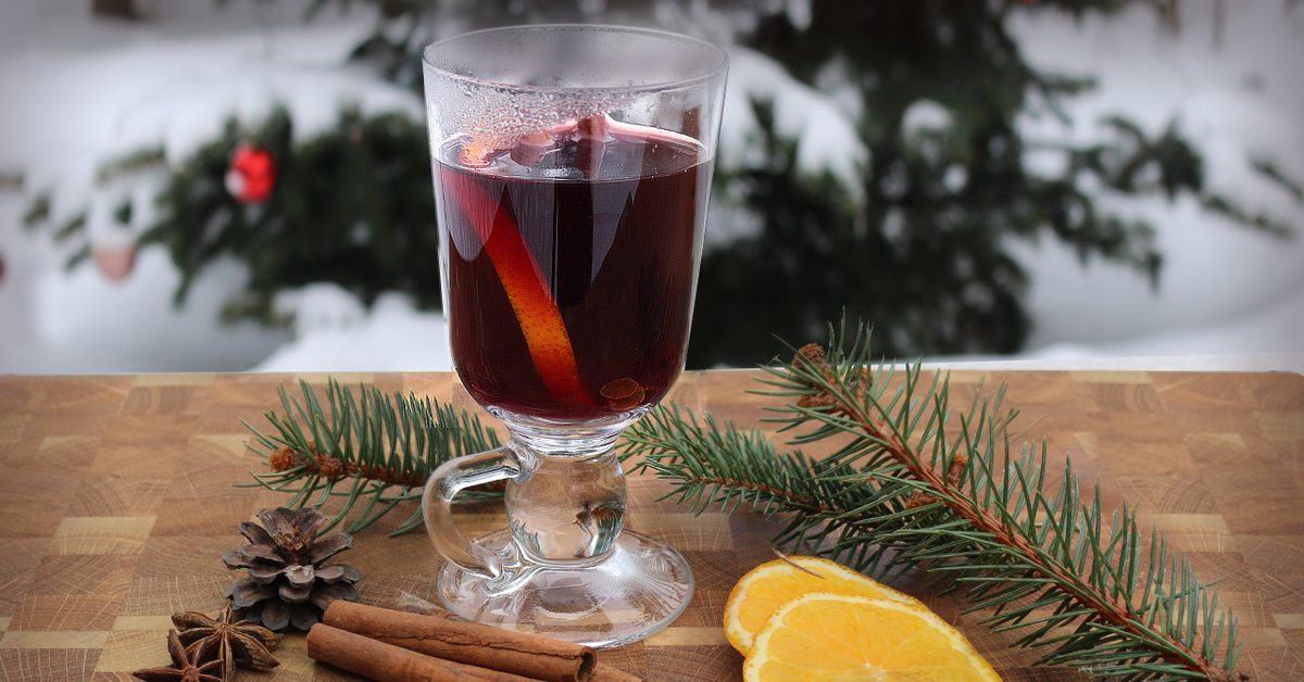 Домашнее приготовление глинтвейна. Глинтвейн Gluhwein. Шерегеш глинтвейн. Глинтвейн классический. Глинтвейн на столе.