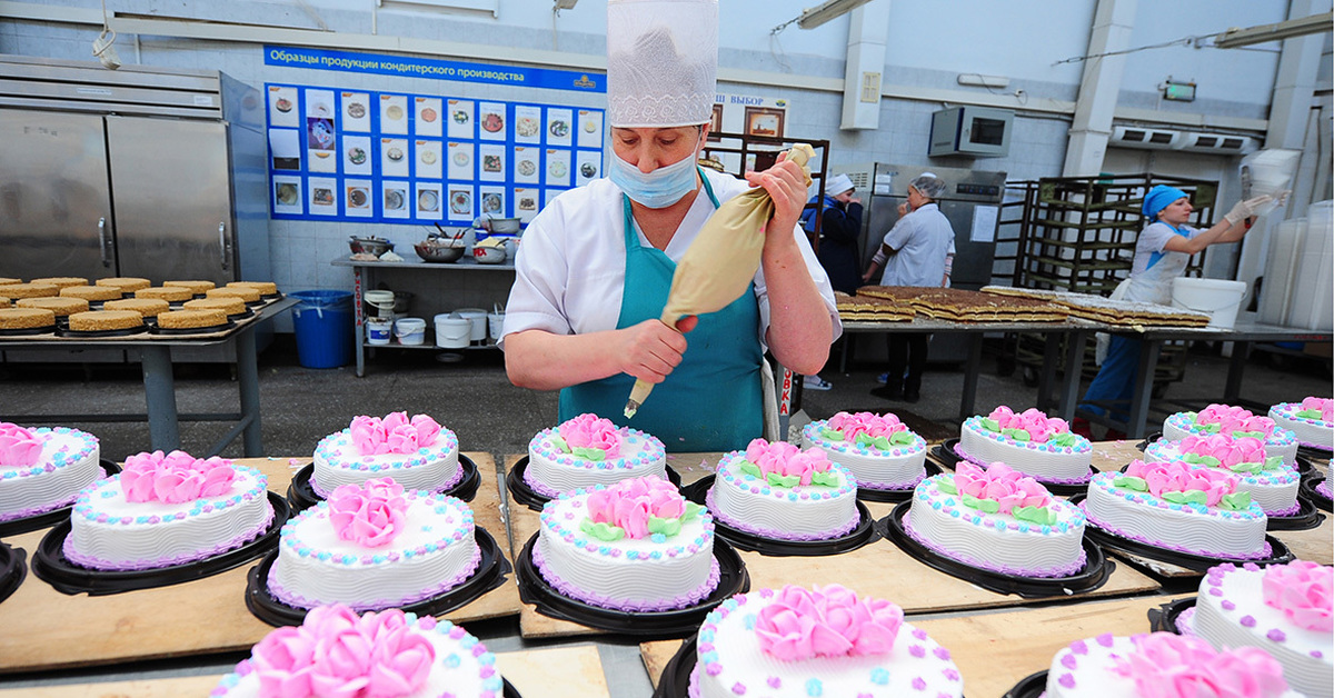 Производитель тортов решил изучить. Фабрика тортов. Производители тортов. Фабрика корейских тортов. Фабрика производства тортов.