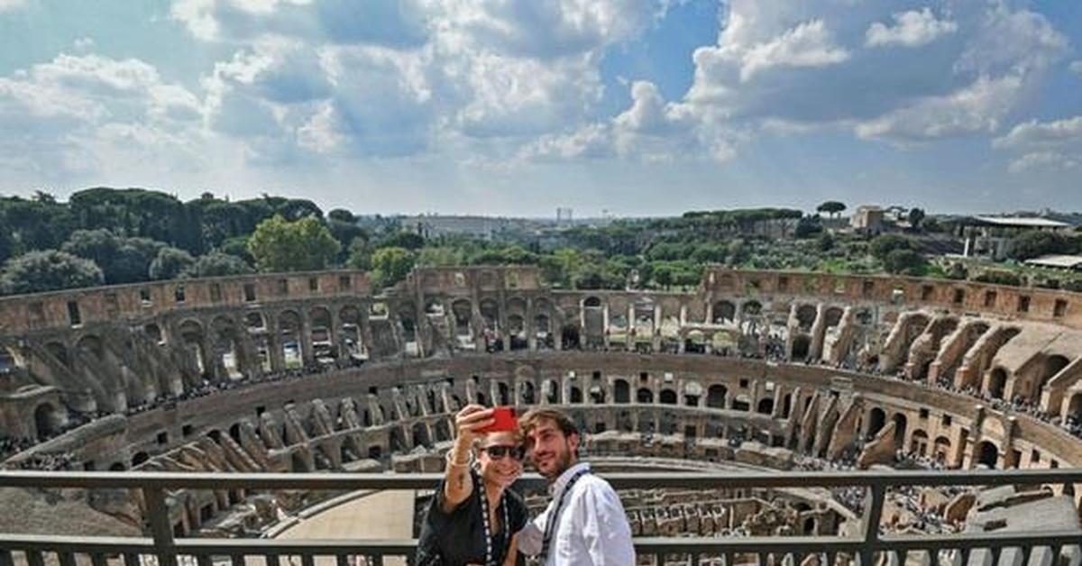 Колизей туристы. Новый рим замок святого ангела. Колизей в древнем риме. Пара в риме. Экология италии.