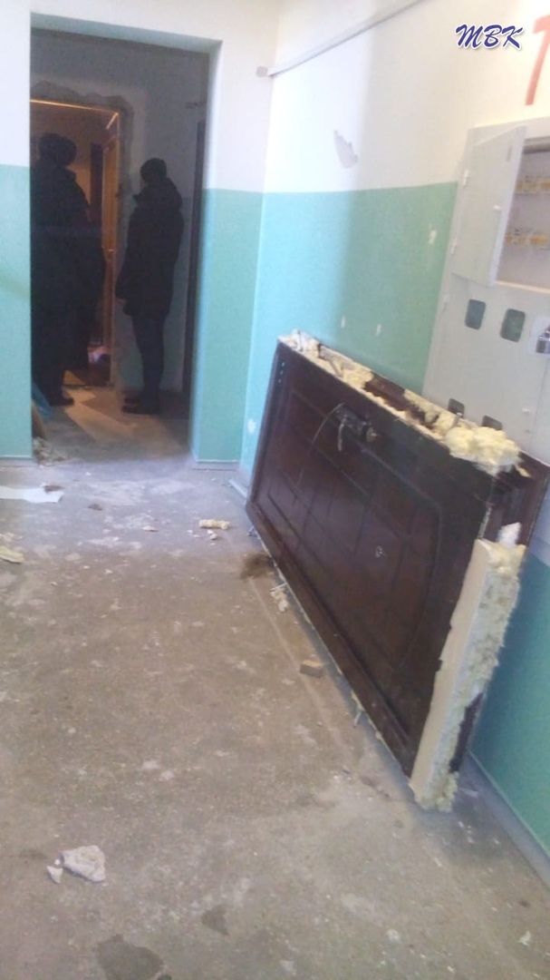 Дверь взрывается. Фон банк взорван. Дверь взрывается. Дверь после пожара. Выносит дверь.