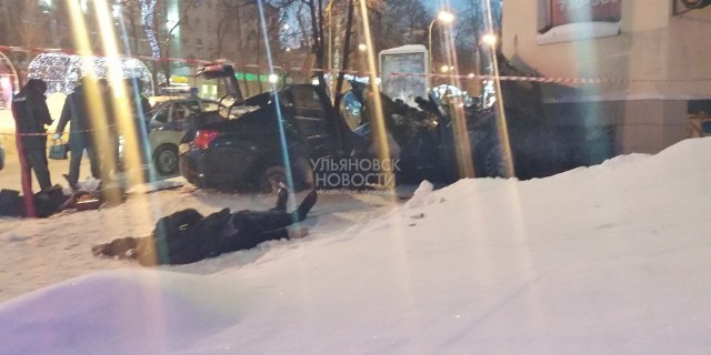 In Ulyanovsk, a 22-year-old driver in a BMW flew into a building at high speed: there were 7 people in the car, 2 died on the spot. - Society, Ulyanovsk, Incident, Road accident, Violation of traffic rules, Negative, The dead, Ministry of Internal Affairs, Video
