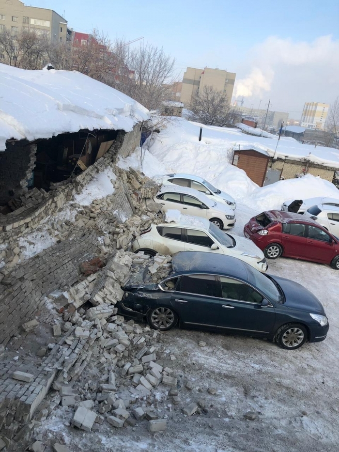 So put your car in a paid parking lot ... - Parking, Collapse, Saratov, Longpost