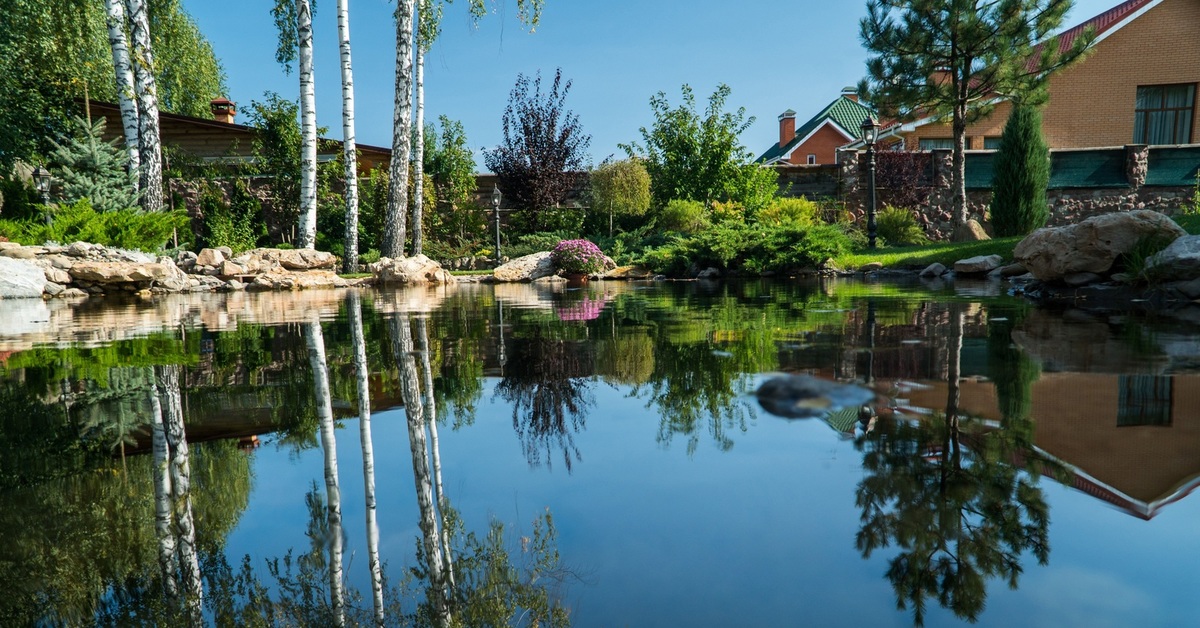 Чистые пруды 3 коттеджный поселок. Бобровские луга коттеджный поселок. Пруд на участке. Кп дарвин екатеринбург. Дом рядом с водоемом.