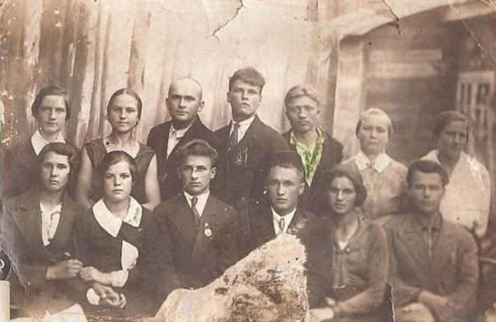 Брянец Василий Байков ищет родственников педагогов по старинной фотографии
