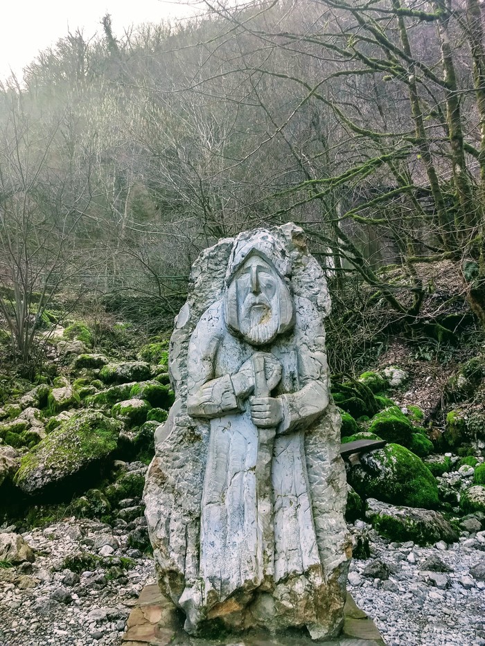 Абхазия, красоты Кавказа - Моё, Абхазия, Фото на тапок, Озеро Рица, Рица, Голубое озеро, Статуя, Горы, Кавказ, Длиннопост, Скульптура