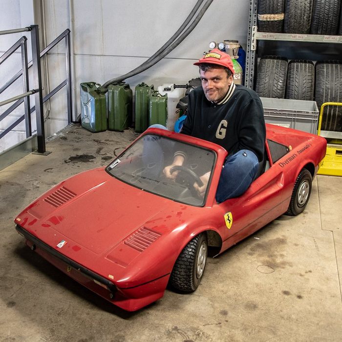      .    ! Ferrari, 