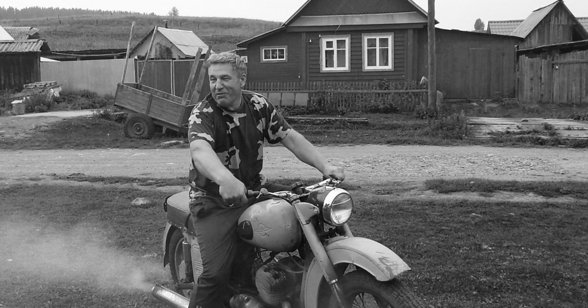 Байки про деревню. Мотоцикл в деревне. Сельский мотоцикл. Мотоцикл для сельской местности. Мотоцикл в деревне СССР.