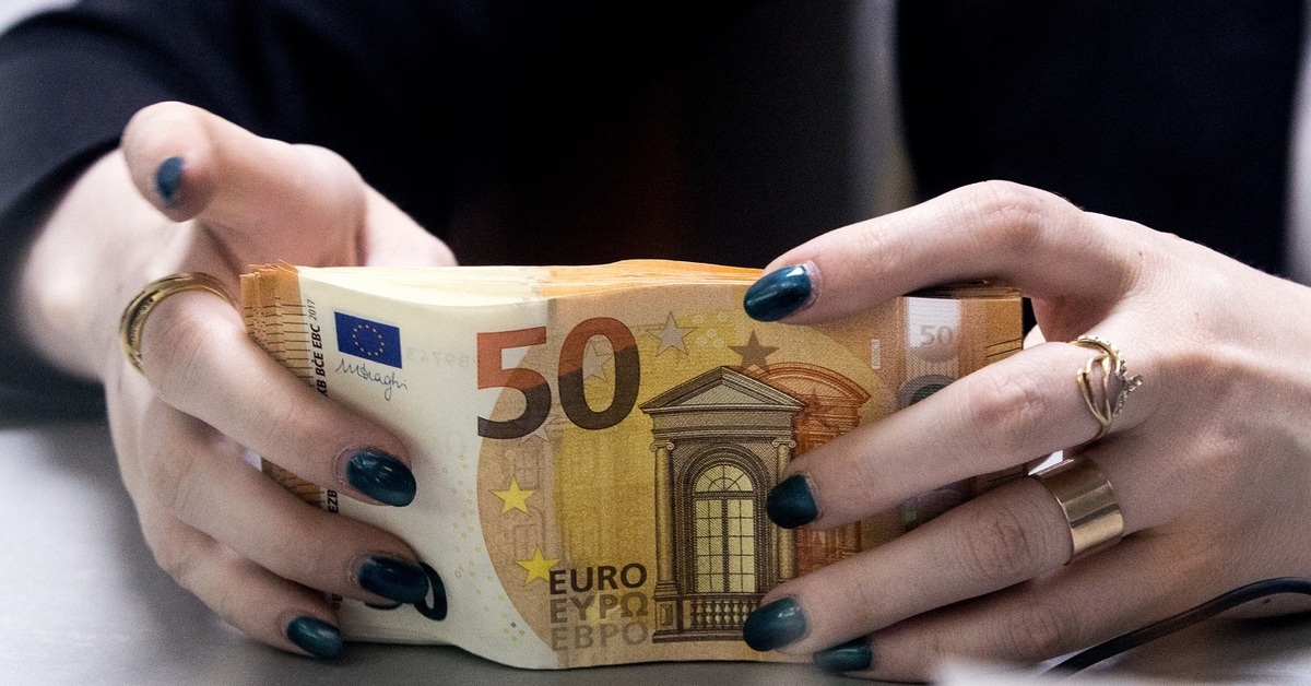 Банки рф евро. Евро в руках. Купюры евро в руках. Много евро в руках. Девушка с евро в руках.