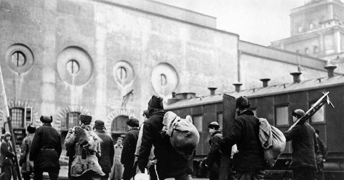 Приехал в москву на заработки. В Москву. Казанский вокзал, 1930 год.. Встреча Челюскинцев в Москве 1934.