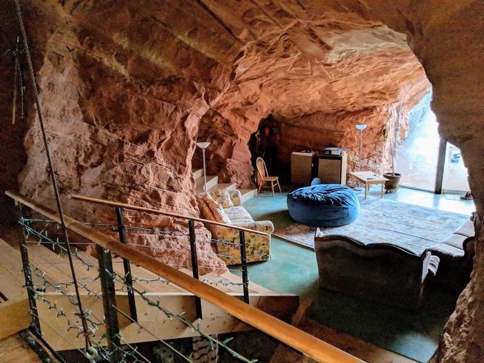 This hotel in Utah is made in a sandy rock blasted with dynamite - Sandstone, The rocks, Hotel, Utah, USA, Unusual, Dynamite