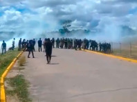 In Venezuela, the military opened fire on a group of citizens who tried to leave open a section of the border with Brazil - , Politics, Venezuela