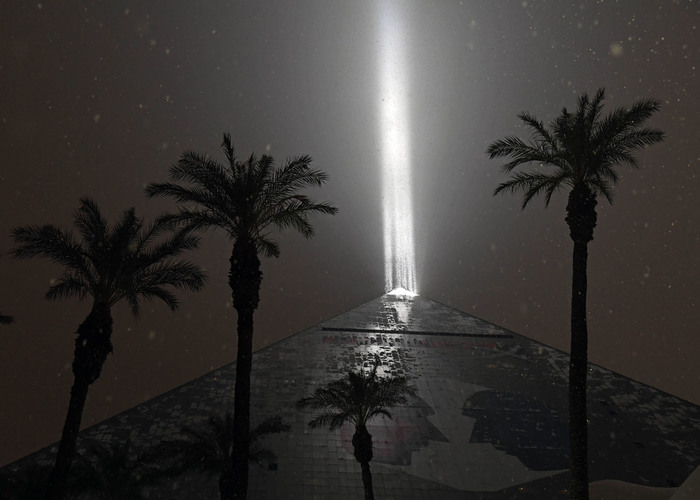 Свет и снег.