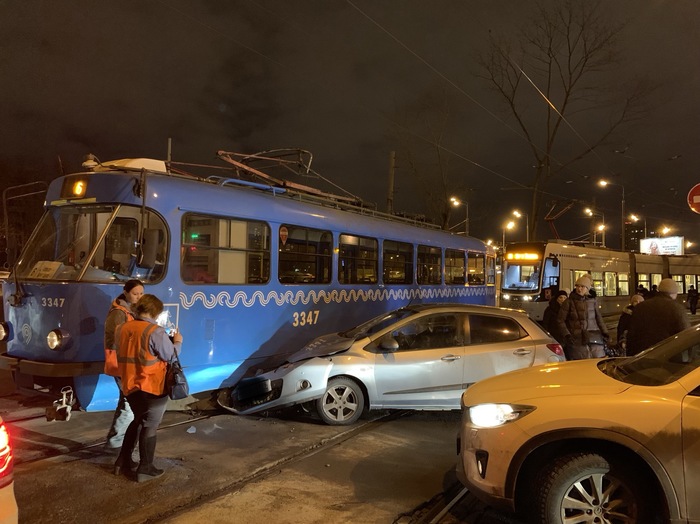 Be careful when moving! More than 30 trams stopped - Do not do like this, Crash, Moscow