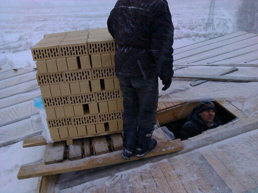 Проверка прочности кровли. - Моё, Юмор, Кирпич на крыше, А вам слабо?