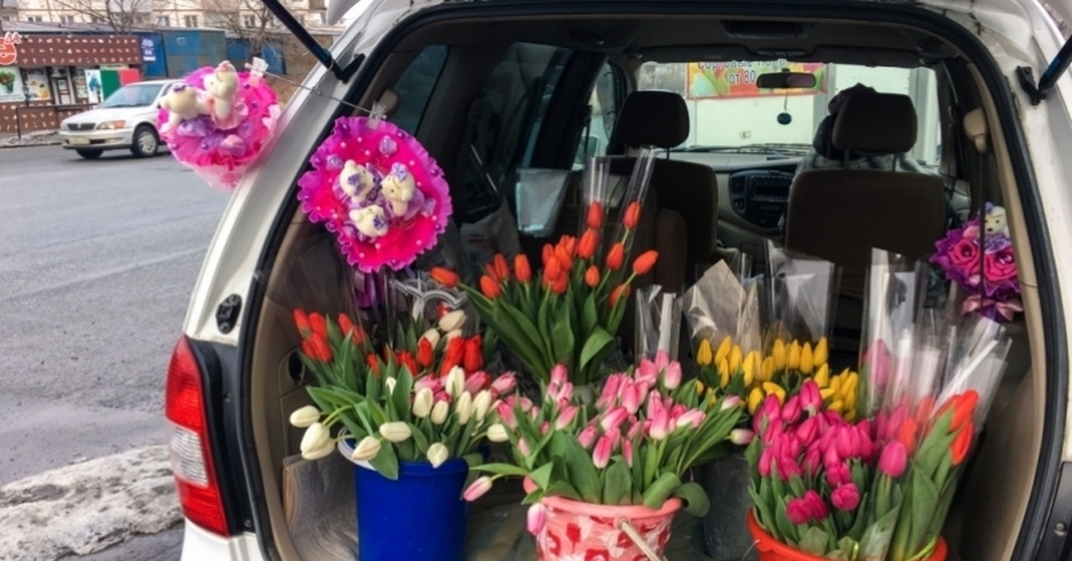 Сколько зарабатывают на тюльпанах. Букет тюльпанов и автомобиль. Торговля цветами с машины. Тюльпаны в багажнике. Машина продающая цветы.