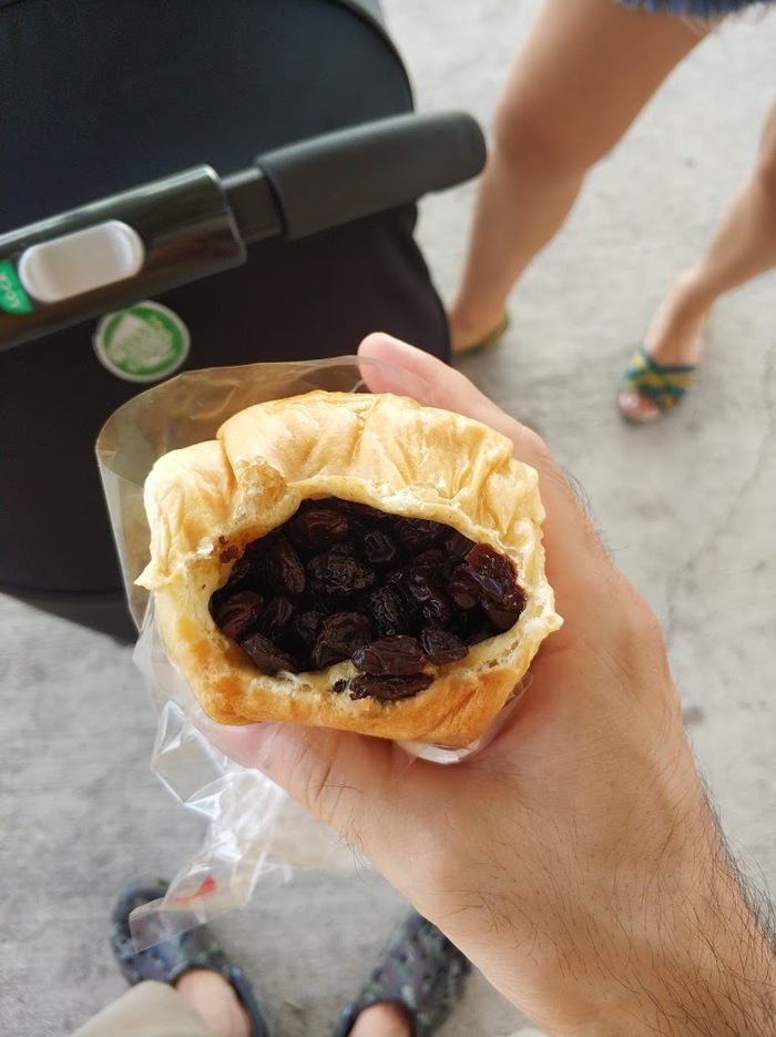 Bought a raisin pie - My, Pies, Food, Bakery, Street food, Raisin