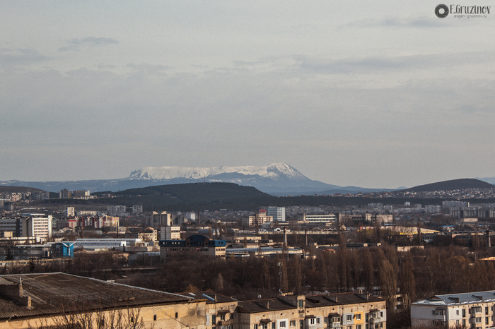 Когда снег можно увидеть лишь на горах вдали... - Моё, Фотография, Снег, Горы, Город, Крым