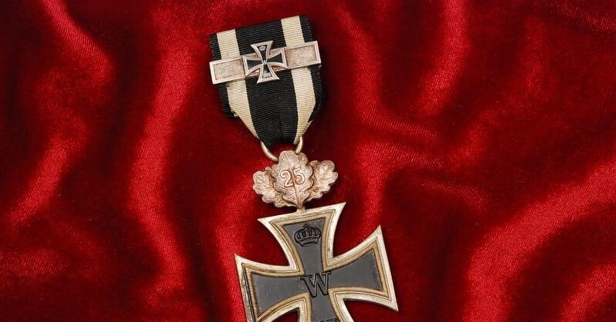 Награждение крестом. Орден железного Креста третьего рейха. Орден Железный крест Германия. Железный крест награда Германии. Орден Железный крест фашистской Германии.