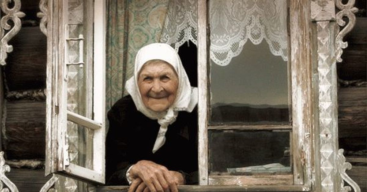 Видеть покойную бабушку живой. Бабушка у окна. Бабка в окне. Старушка у окна. Старуха у окна.