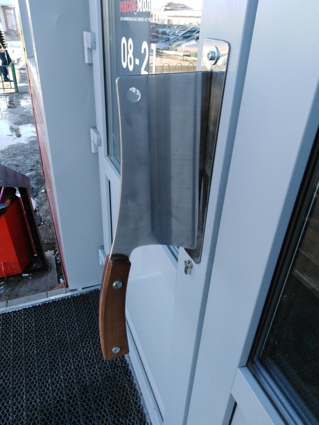 Entrance to the butcher - entrance, Knife, Cleaver, Door, Door knob, Knife-hatchet