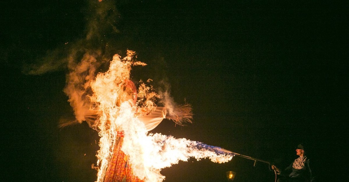 чучело масленицы из огнемета. масленица огнемет. сжигание чучела тула. сжигание чучела тула. сжигают чучело.