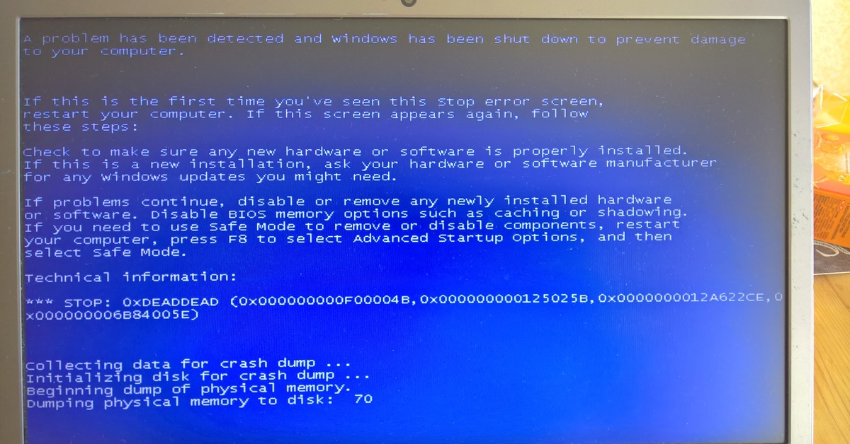 16 gb of physical memory. Серый экран смерти. Синий экран dumping physical Memory. Собака программист синий экран. Айзенка первый синий экран.