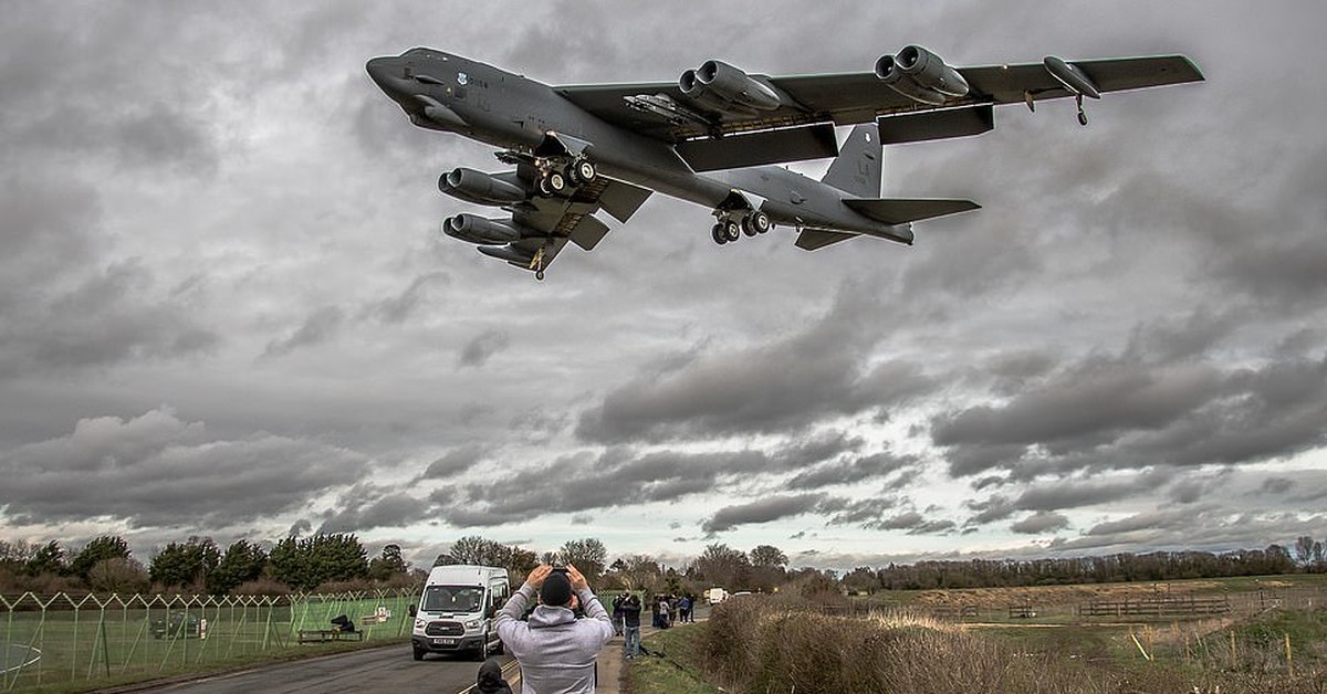 Полеты в сша. American airlines в москве. Нью-йорк вид с самолета. Полеты в сша. B 52 бомбардировщик.