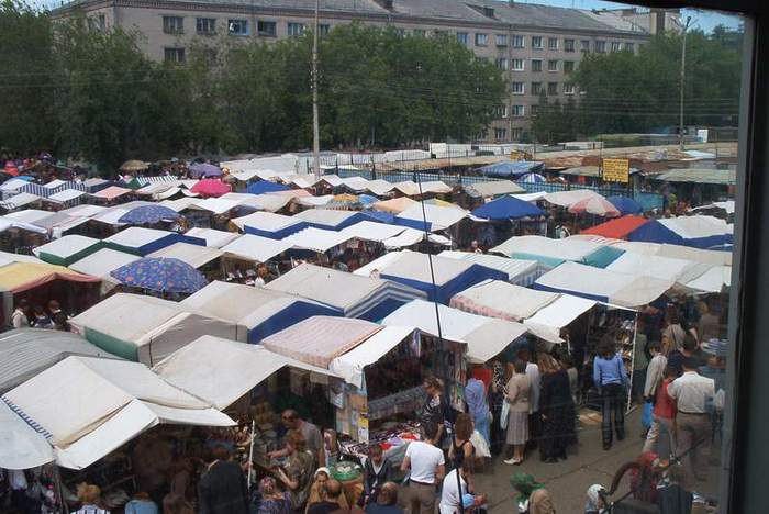 На рынке два дурака, один продавец, другой покупатель .....