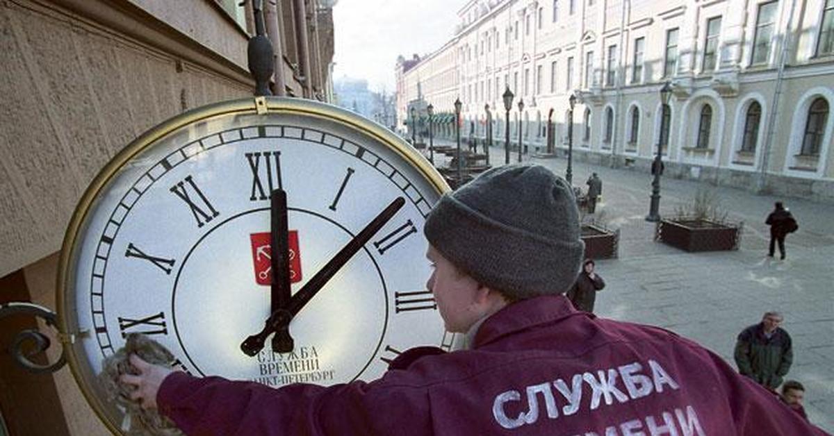 Когда переводят часы в америке. Служба времени. Переводим часы. СПБ большие часы. Часы в больших городах.
