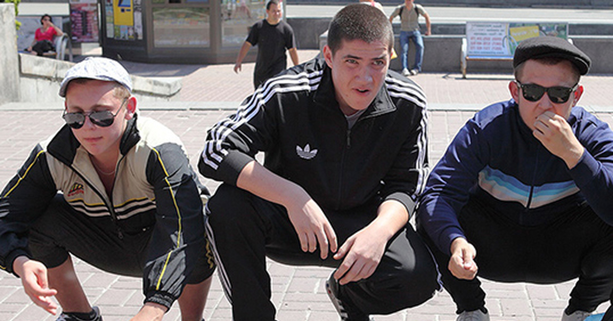 Фотка гопников. Adidas Tracksuit Gopnik. Гопник летом. Гопник на корточках.