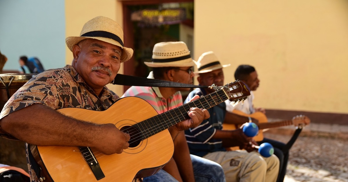 Кубинский испанский. Куба и кубинцы. Кубинские музыканты. Кубинец с гитарой. Кубинский ансамбль.