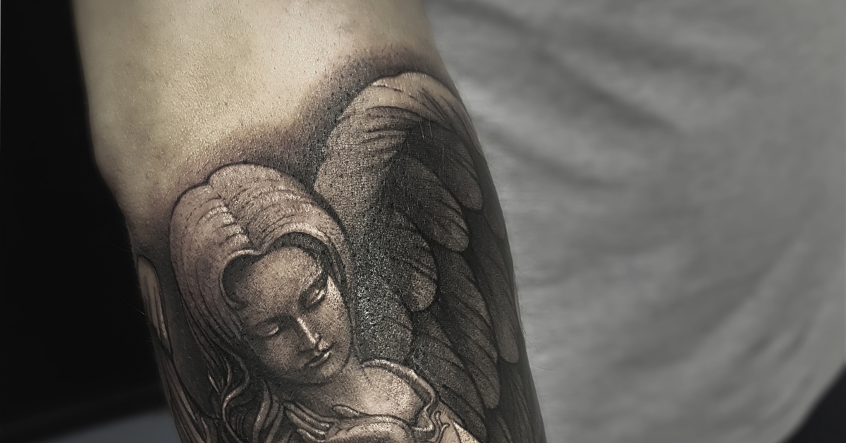 тату ангел побеждает демона. тату ангел реализм. тату ангела на руке для мужчин. тату ангел на предплечье для мужчин. ангел на правой руке.