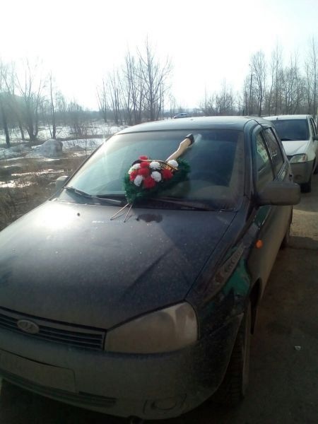 In Ufa, collectors stuck an ax with a funeral wreath into the debtor's car - Negative, Duty, Axe, black manifolds, Collectors