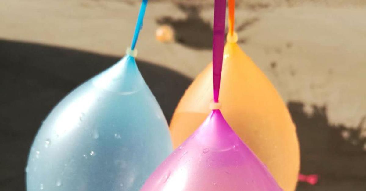 Воздушные шарики с водой. Шарик наполненный водой. Воздушный шар с водой. Воздушный шарик с водой. Шарик с водой внутри.