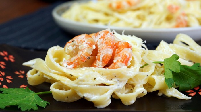 Pasta in cream sauce with shrimps - My, With grandfather at lunch, Paste, Yummy, Quickly, Recipe, Video, Longpost, Shrimps